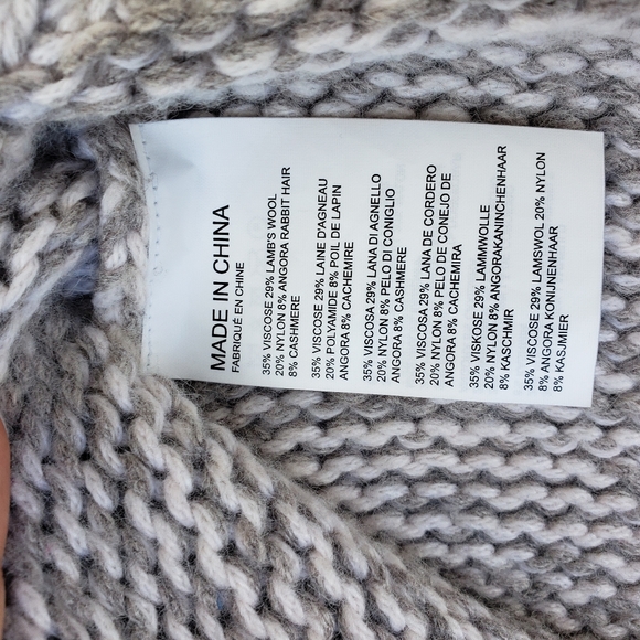 Club Monaco Cashmere Blend Sleeveless Turtleneck - Picture 3 of 3